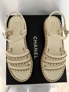 CHANEL Cream Leather Chain-Trim Flat Sandals